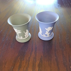 lot 52 image: Vintage Wedgewood Green Jasperware Vase and Vintage Wedgewood Blue Jasperware Vase