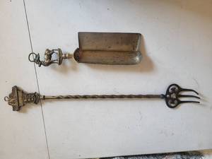 lot 16 image: Antique Brass Handle Crumb Collector and Vintage Brass Elizbeth Castle Toasting Fork
