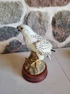 lot 7 image: Vintage Gyrfalcon Figurine by Andrea Sadek