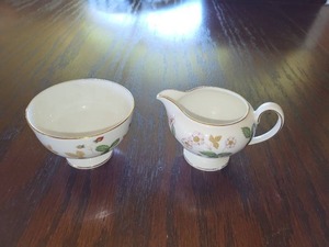 lot 69 image: Vintage Wedgewood Wild Strawberry Creamer and Sugar Bowl
