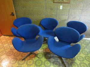 lot 34 image: 5 Chair Lot of Blue Swan Chairs