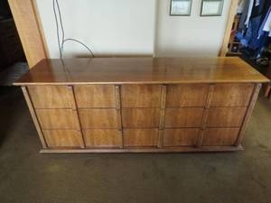 lot 99 image: 9 Drawer Solid wood Dresser