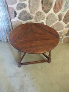 lot 153 image: Vintage End Table With Fold Down Sides