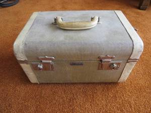 lot 169 image: Vintage Small Eatonia Suitcase