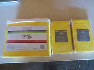 lot 197 image: Yellow King Size Sheet Set with Pillow Cases