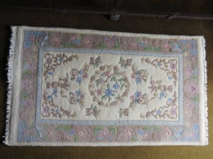 lot 200 image: Decorative Rug