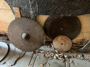 lot 140 image: Large Saw Blades