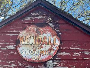 lot 6 image: Kendall the 2000 Mile Oil Oval Sign