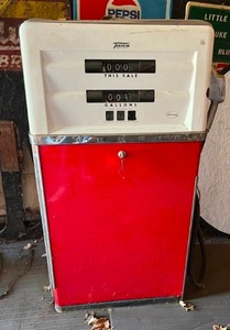 lot 9 image: Tokheim Gas Pump