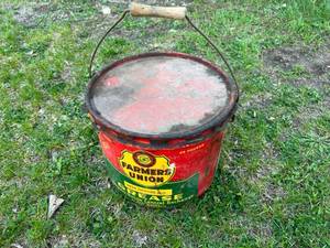 lot 83 image: Farmers Union 25# Grease Can