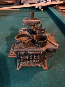 lot 257 image: Cast Iron Miniature Stove Set