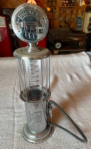 lot 262 image: Decorative Gas Pump