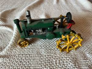 lot 265 image: Cast Iron Tractor