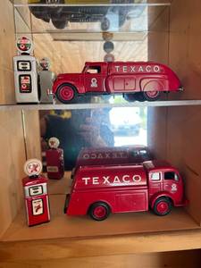 lot 271 image: 2 Texaco Trucks & Gas Pumps