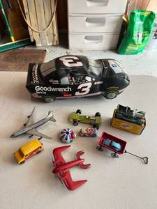 lot 364 image: Collectibles Lot