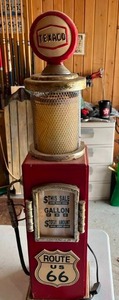 lot 374 image: Texaco Decorative Pump with Shelves Inside