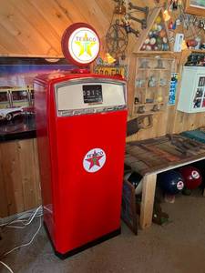 lot 378 image: Gasboy Texaco Pump with Reproduction Globe