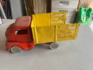 lot 384 image: Vintage Toy Truck with Kennedy Half Dollars on Wheels