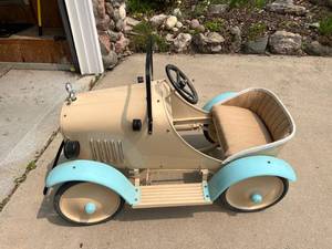 lot 1 image: Restored Pedal Car