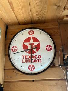 lot 327 image: Texaco Lubricants Clock