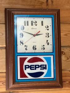 lot 332 image: Pepsi Clock