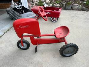 lot 350 image: Pedal Tractor