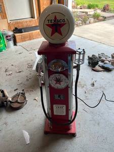 lot 402 image: 41 Tall Texaco Novelty Gas Pump