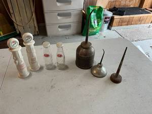 lot 438 image: Oil Cans & SaltPepper Shakers
