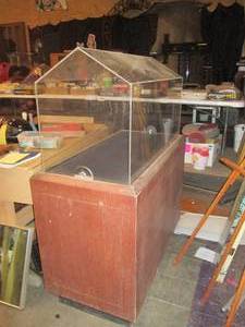 lot 22 image: Large locking plexiglass display ca...