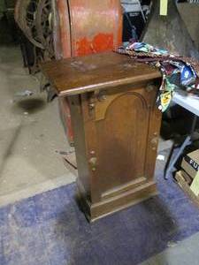 lot 25 image: medium sized podium like you would ...