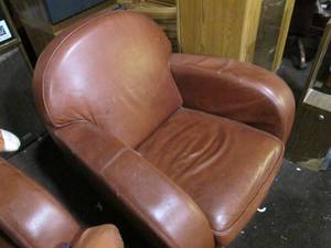lot 32 image: Rust colored leather chair, does no...