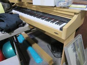 lot 5 image: Suzuki brand electric piano with a ...