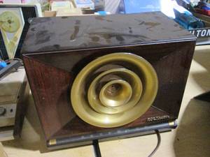 lot 43 image: RCA Victor gold and brown radio...