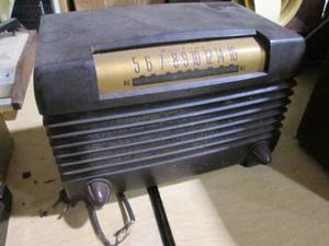 lot 44 image: Wards Airline Bakelite radio...