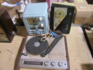 lot 45 image: Set of 3 radios and a phonograph. T...