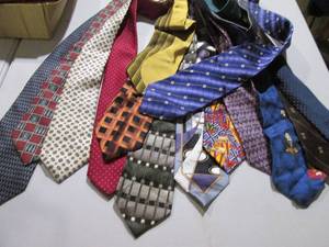 lot 131 image: Assortment of mens execitive decor...