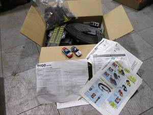 lot 155 image: Tyco electric racetrack with cars a...