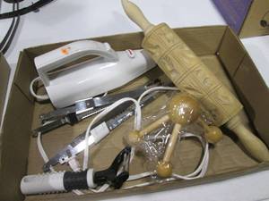 lot 165 image: Vintage Wood rolling pin, kitchen t...