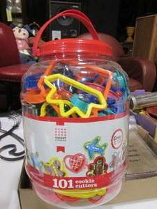 lot 167 image: 101 Cookie Cutter set in top handle...