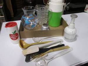 lot 175 image: Pampered Chef hand chopper, water p...