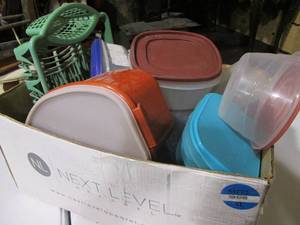 lot 180 image: Large box of Tupperware, dish dryin...