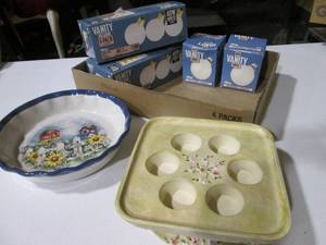 lot 183 image: Decorative stoneware pie plate and ...