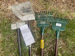 lot 611 image: Doggie scoopers and rakes