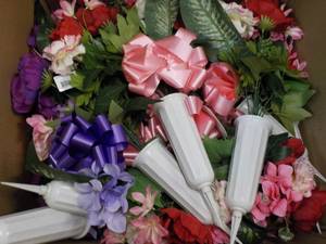 lot 18 image: 6 My Friend Gnome Kits, Memorial Fl...