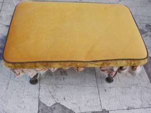 lot 44 image: Vintage Foot Stool 20 x 13 x 12...