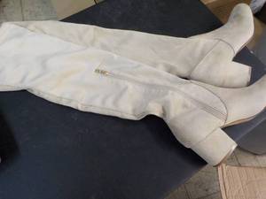 lot 64 image: 11 Lulus Nude Colored Suede Size 7....