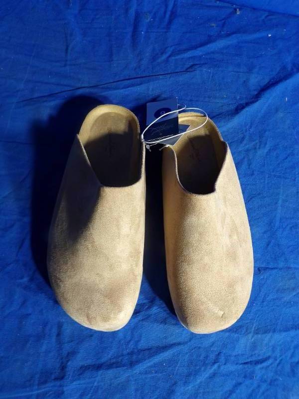 lot 295 image: New with Tags Universal Threads Womens Size 6