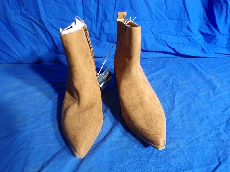 lot 346 image: New with Tags Universal Threads Womens Tan Mid-High Boots Size 9 12