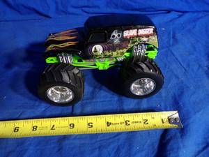 lot 21 image: Grave Digger RC Truck (Missing Remote)