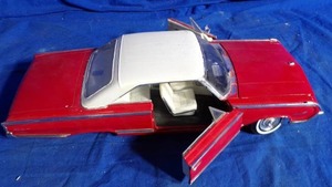 lot 41 image: 1964 Mercury Marauder Red & White 118 Road Signature Die Cast Car